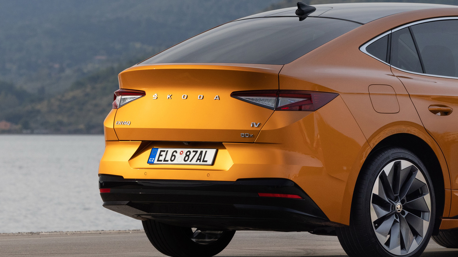 Το Enyaq Coupe βασίζεται πάνω στην 5θυρη έκδοση, διαφοροποιώντας το κομμάτι από την δεύτερη κολώνα και πίσω, όπου και η οροφή παίρνει κλίση για να συγ