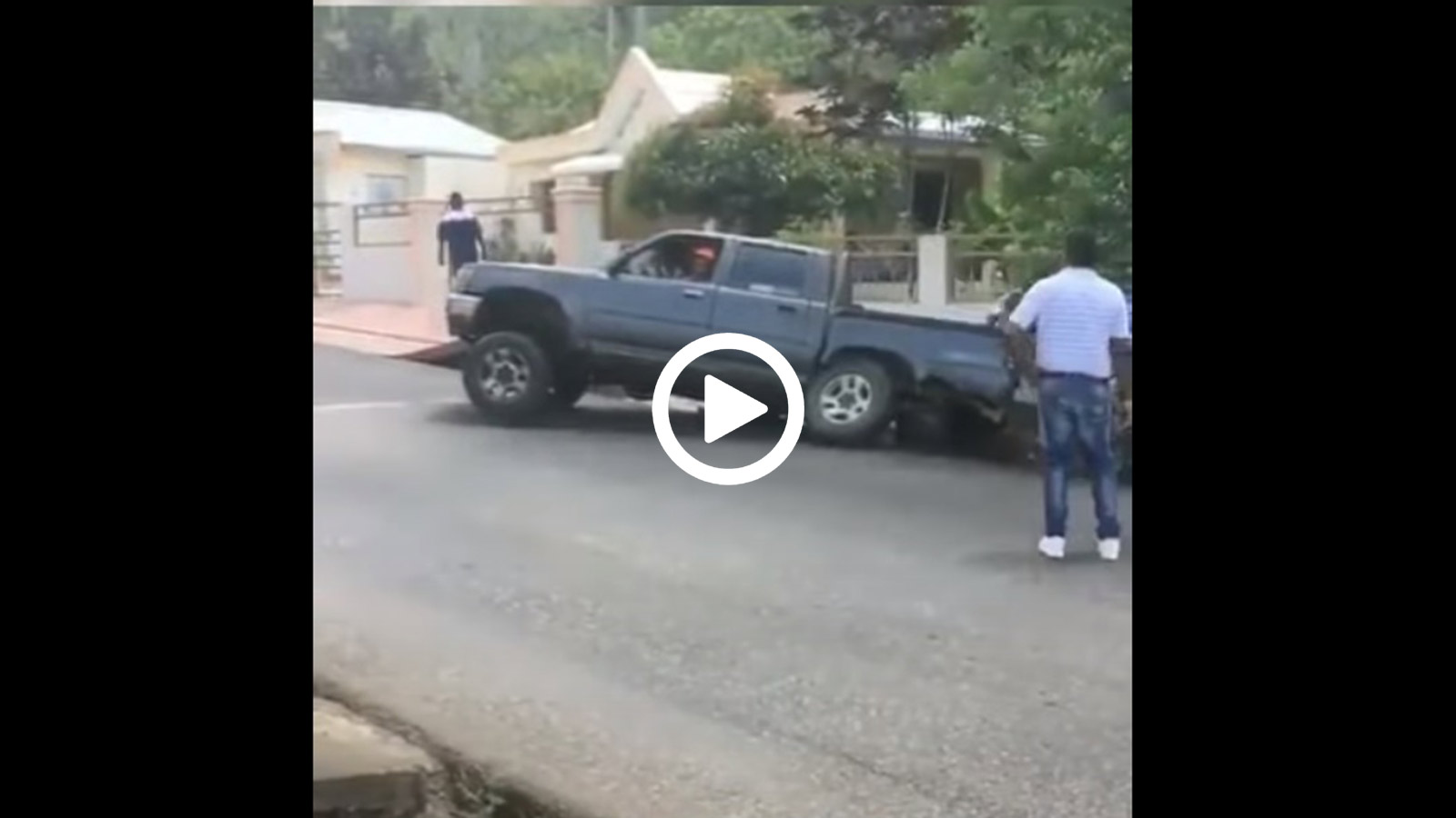 Pick-Up μένει μισό σε ρυμούλκηση 