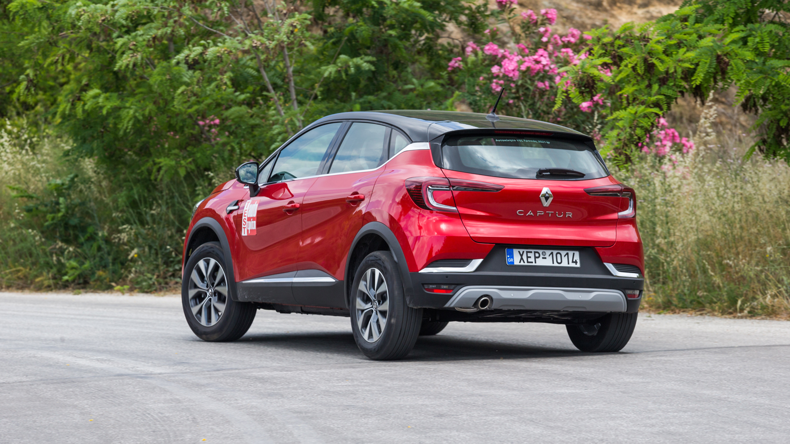 Το Captur προσφέρει άνεση μέσω της εξαιρετικής ποιότητας κύλισης που το χαρακτηρίζει όντας πολύ ήσυχο, αλλά και της ανάρτησης που καταπίνει τις ανωμαλ