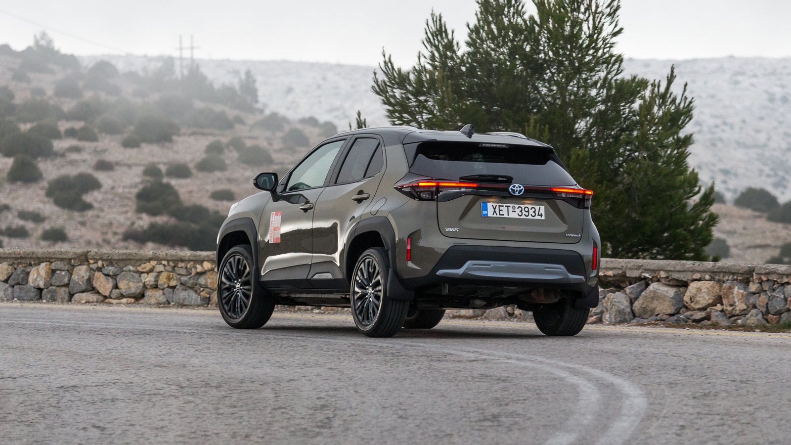 Εκτός δρόμου το Yaris Cross είναι ιδιαίτερα αποτελεσματικό με καλές γωνίες αναρρίχησης, ενώ εντός πόλης είναι ίσως το πιο ευκολοδήγητο μοντέλο της κατ
