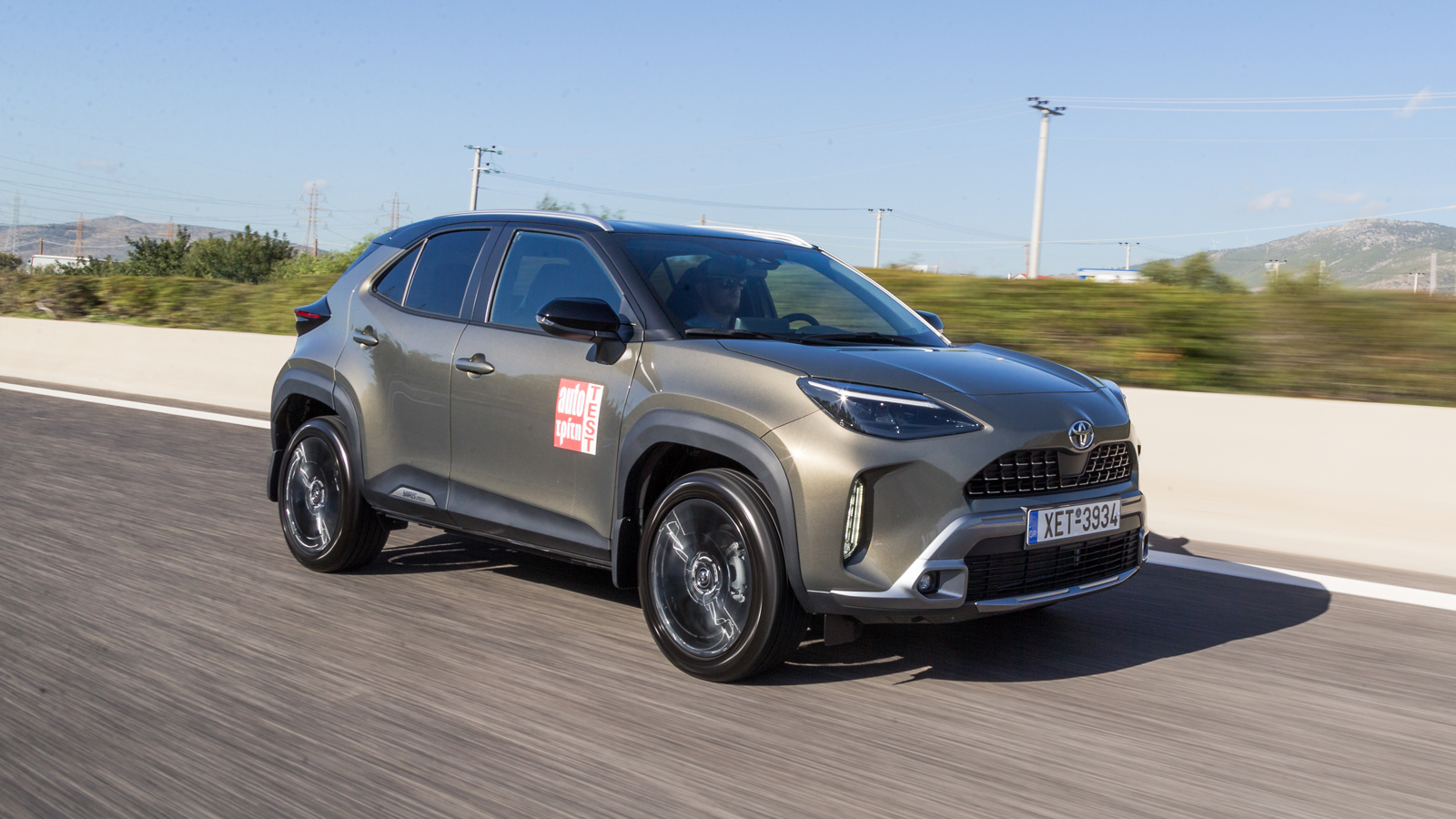Το υβριδικό Yaris Cross θα λέγαμε αποτελεί την πιο έξυπνη επιλογή μέσα στην πόλη Η ικανότητά του να κινείται αμιγώς ηλεκτρικά για κάποια χιλιόμετρα πε
