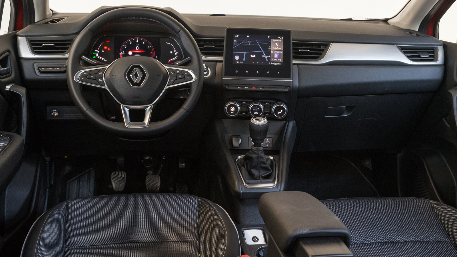 Στο Renault Captur η χρήση μαλακού πλαστικού στο μεγαλύτερο μέρος του ταμπλό, δίνει πόντους στο θέμα της ποιότητας, ενώ οι επιβάτες θα απολαύσουν μία 