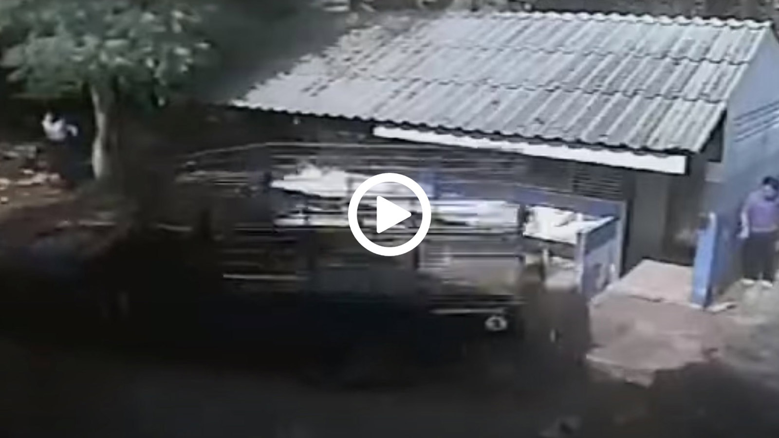 Pick-Up «ορμάει» σε εργάτες από λάθος!