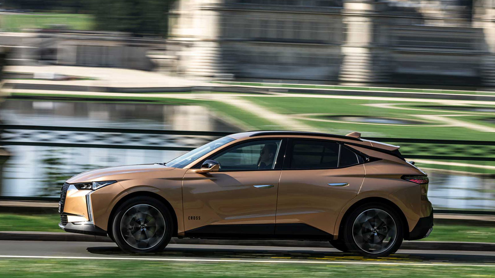 Το DS 4 E-TENSΕ κινείται από ένα plug-In υβριδικό μηχανικό σύνολο, που συνδυάζει έναν τετρακύλινδρο κινητήρα 180 ίππων με έναν ηλεκτροκινητήρα 110 ίππ