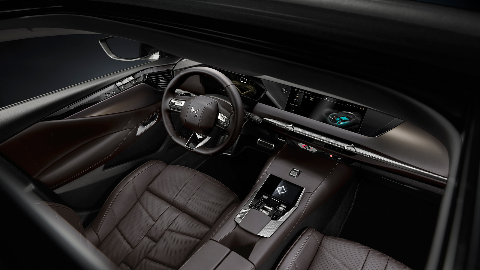 Το εσωτερικό χαρακτηρίζεται από μινιμαλιστικό σχεδιασμό με premium επιρροή. Πρωταγωνιστικό ρόλο έχει η οθόνη αφής 10 ιντσών στο κέντρο της κεντρικής κ