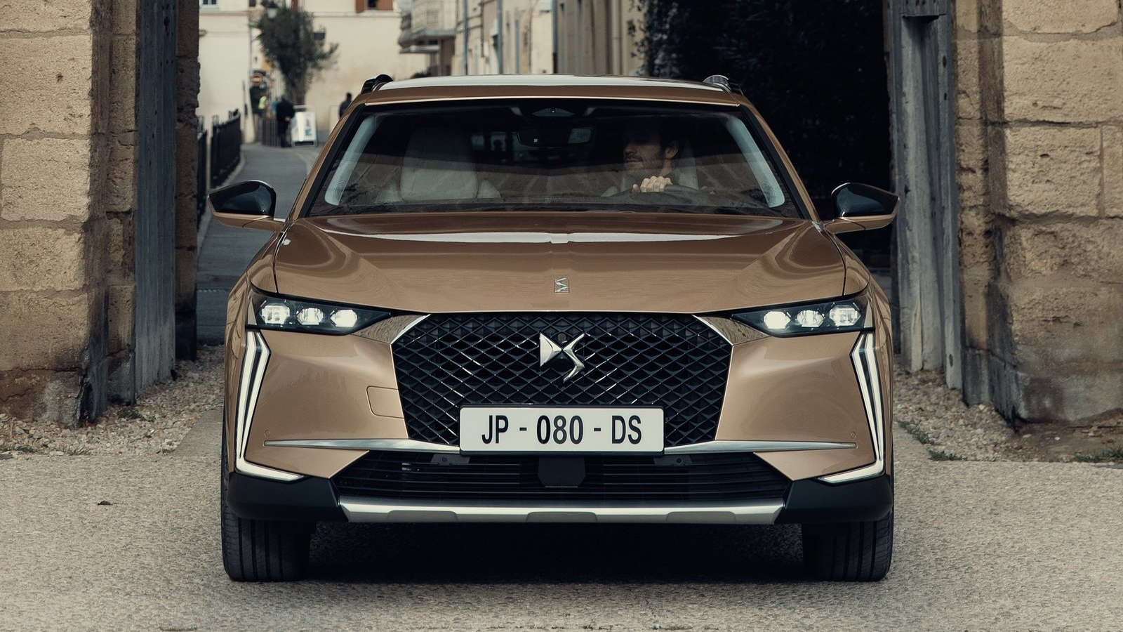 Στη μάσκα κυριαρχούν τα επιθετικά φώτα στην άκρη του καπό με προβολείς τεχνολογίας DS Matrix LED Vision με προεκτάσεις που φτάνουν χαμηλά στον προφυλα