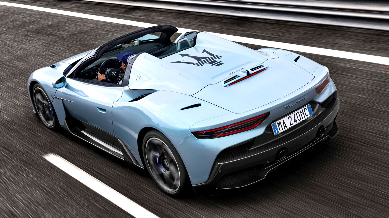 Η MC20 Cielo έχει ηλεκτρικά αναδιπλούμενη γυάλινη οροφή που μπορεί να ανοιγοκλείσει σε μόλις 12 δλ. και ηλεκτροχρωματικό τζάμι που γίνεται πλήρως αδιά