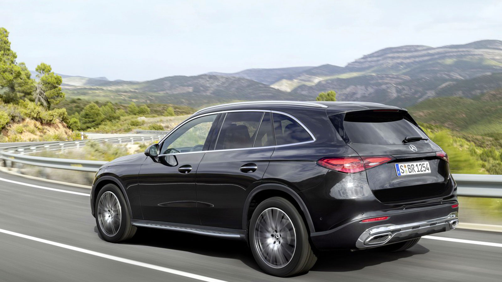 Η νέα Mercedes GLC αναμένεται στις ευρωπαϊκές αντιπροσωπίες το φθινόπωρο του 2022 και οι πρώτες εκτιμήσεις κάνουν λόγο για τιμή εκκίνησης περίπου στις