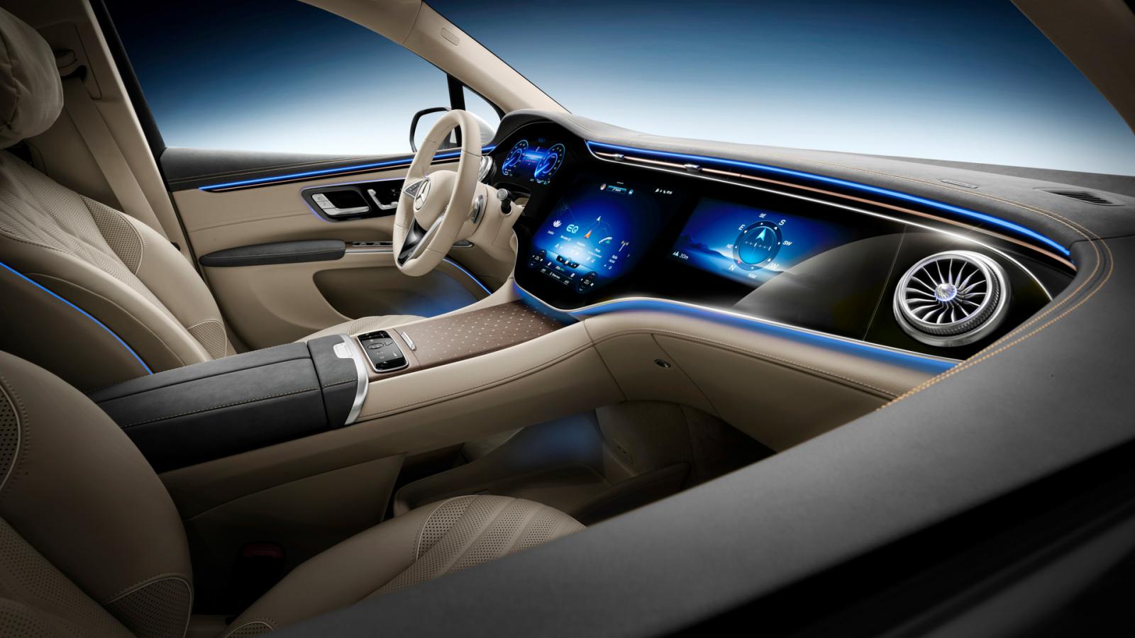 Mercedes EQS SUV: Ο συνοδηγός θα βλέπει ταινία, ο οδηγός όχι  