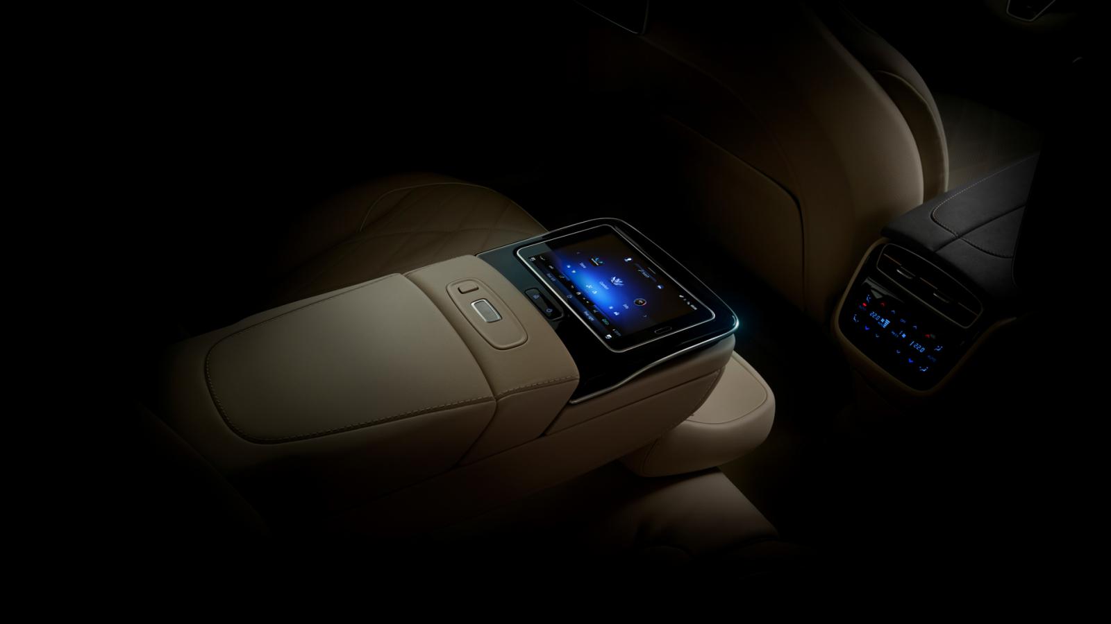 Mercedes EQS SUV: Ο συνοδηγός θα βλέπει ταινία, ο οδηγός όχι  