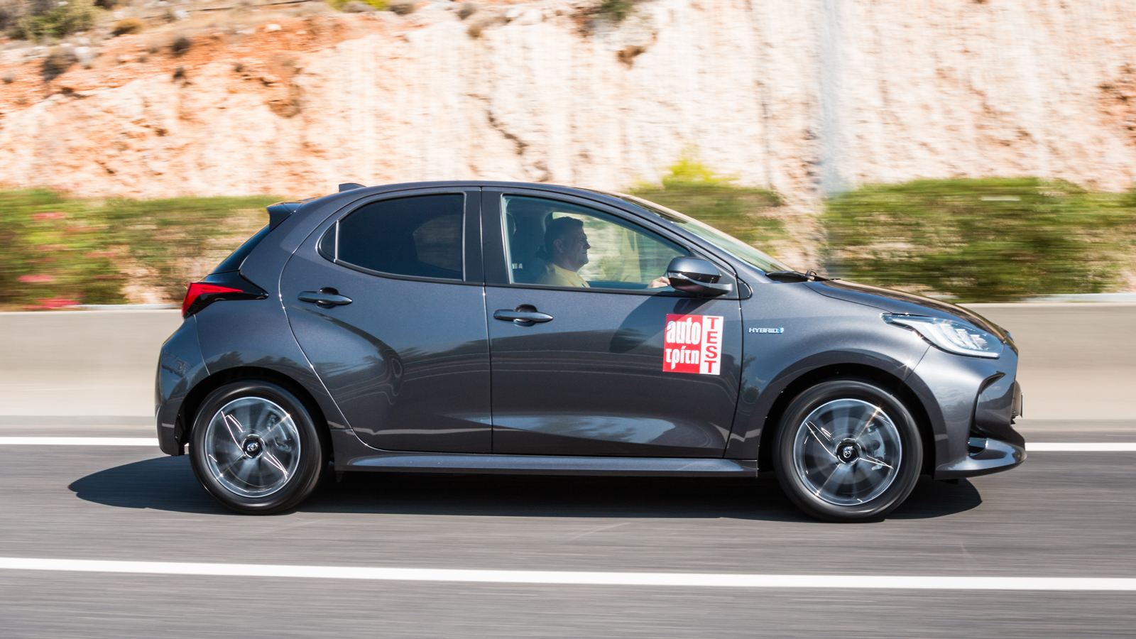 Το Yaris θα κινηθεί με ρεύμα για αρκετή ώρα μέσα στην πόλη, με τη μέση κατανάλωση σε αυτές τις συνθήκες να μην ξεπερνάει τα 3,5 λτ./100 χλμ., ενώ σε μ