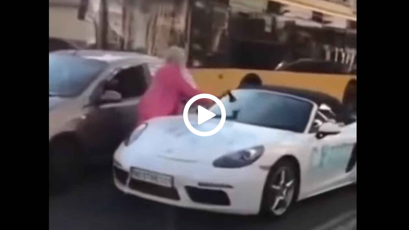 Τσεκούρωσε την Porsche και έφυγε! 