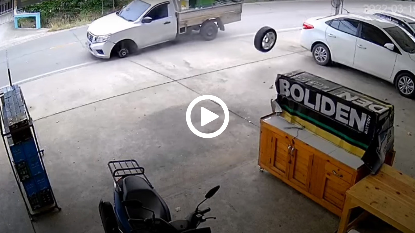 Τροχός φεύγει από Pick-Up και γκρεμίζει σταντ με προϊόντα 
