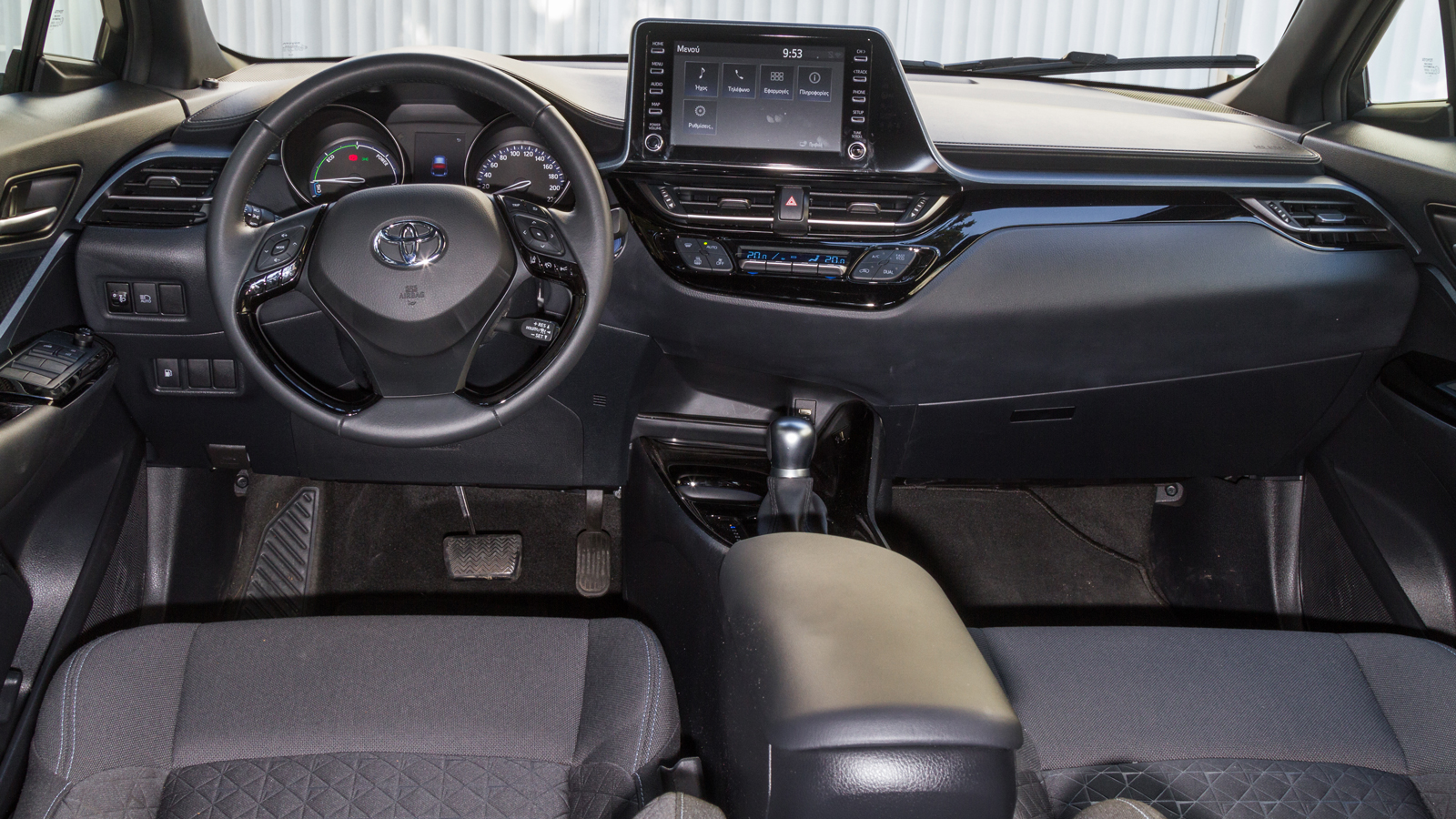 Υψηλή η ποιότητα καμπίνας στο CH-R με ποιοτικά υλικά και γερή συναρμογή. Τα πίσω μικρά παράθυρα δημιουργούν μια κλειστοφοβική αίσθηση σε όσους καθίσου
