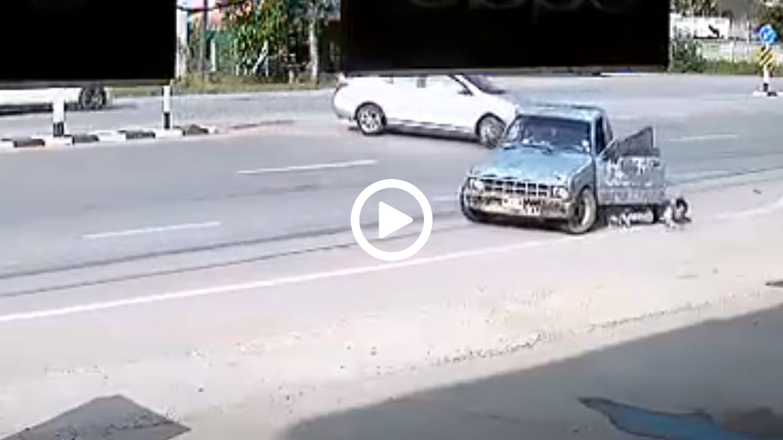 Pick-Up «αδειάζει» γυναίκα στο δρόμο