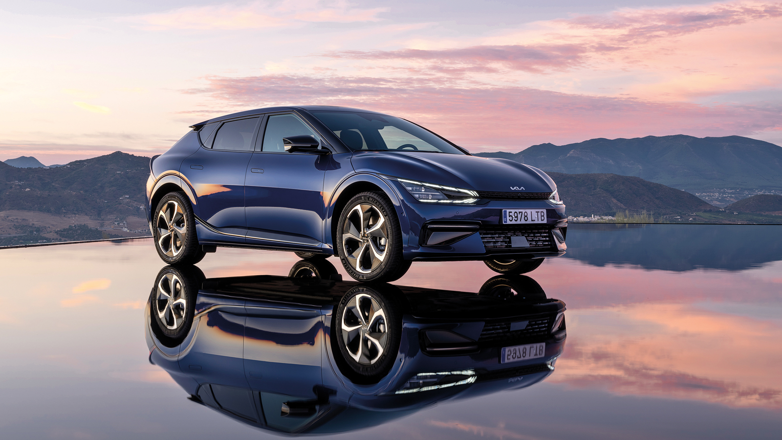 Το εικονιζόμενο Kia EV6 και το Hyundai IONIQ5 είναι τα πρώτα αμιγώς ηλεκτρικά μοντέλα του ομίλου Hyundai, που βασίστηκαν στην τεχνολογικά προηγμένη πλ