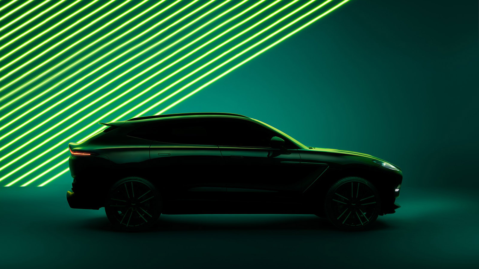Η Aston Martin έδειξε την «καυτή» DBX