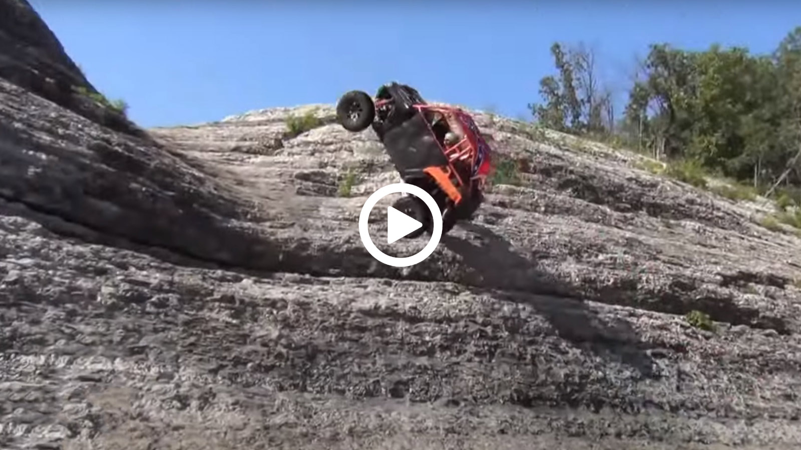 Off-road όχημα παίρνει τούμπες σκαρφαλώνοντας σε βουνό