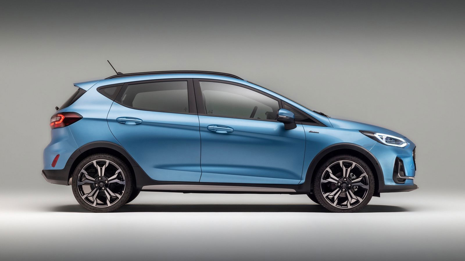 Η έκδοση Active, δίνει crossover στοιχεία στο μικρό της Ford που έχει μεγαλύτερη απόσταση από το έδαφος, αλλά και ράγες οροφής με μαύρο ή ασημί φινίρι