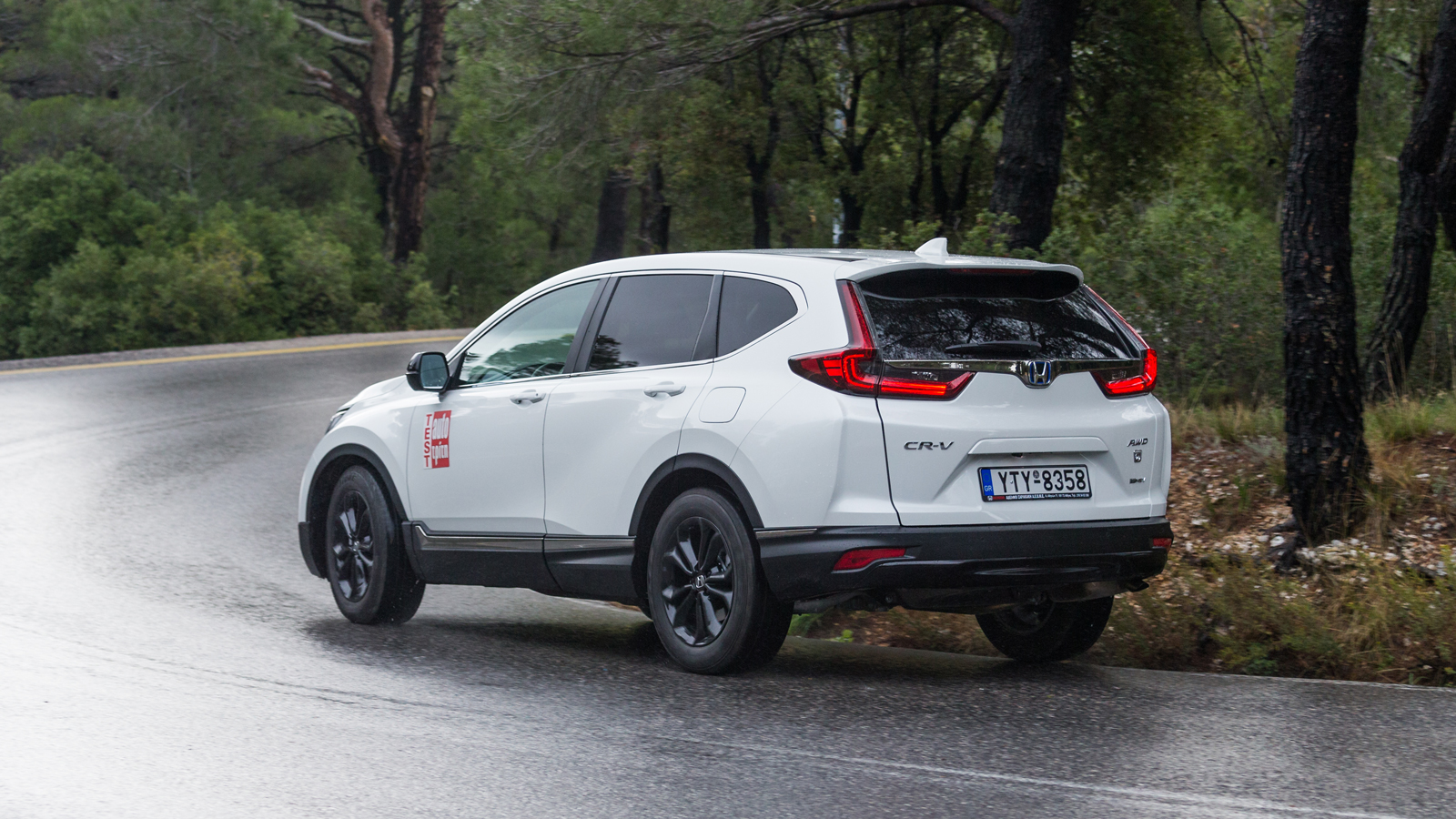 Παρά τον μεγάλο όγκο του, το 4κίνητο Honda CR-V e:HEV εντυπωσιάζει σε οικονομία καυσίμου, έχοντας κατανάλωση 7,1 λτ./100 χλμ.