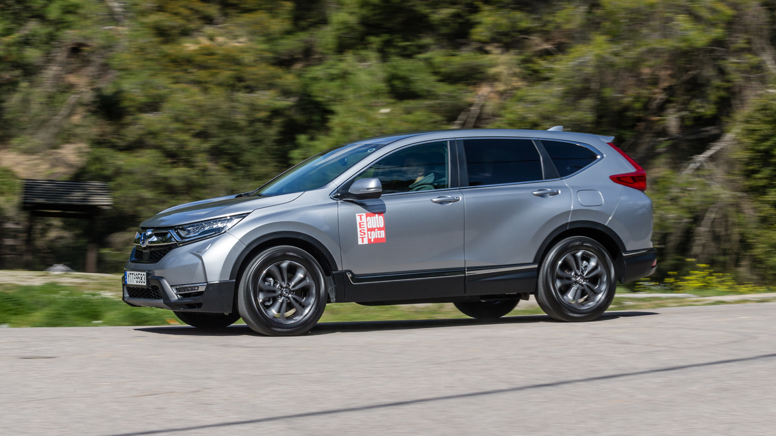 Με την συνδρομή της μόνιμης ηλεκτρικής τετρακίνησης και της μεγάλης απόστασης από το έδαφος (200 χλστ.) το ιαπωνικό SUV δεν «μασάει» ανεξαρτήτως τερέν