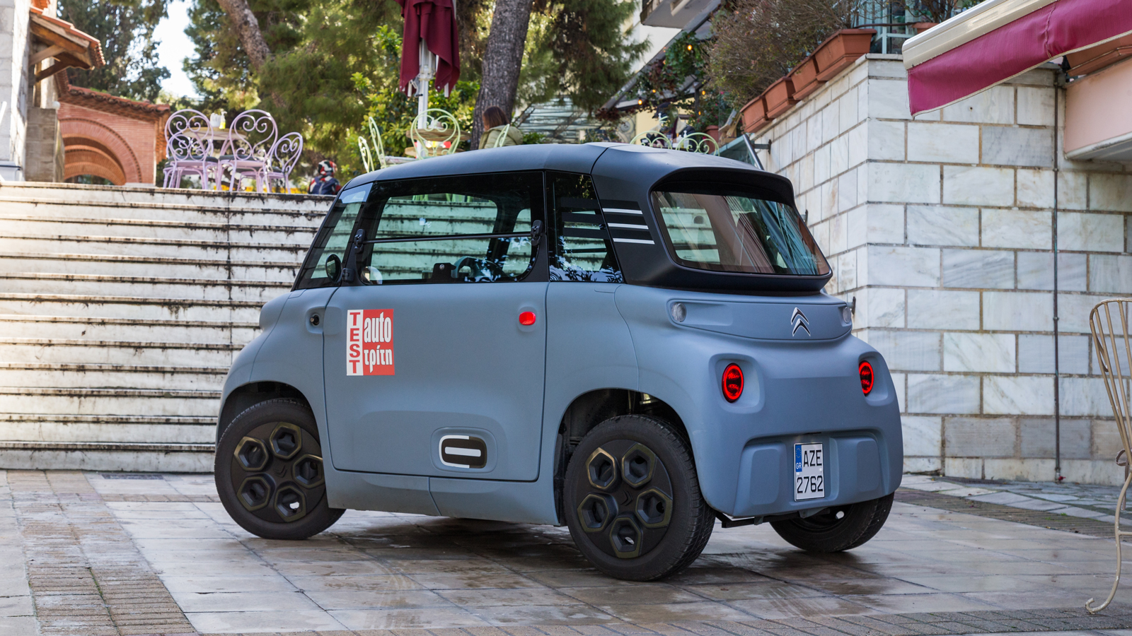 Το Citroen AMI μπορεί να θεωρηθεί ήδη πετυχημένο γιατί κάνει ντόρο. Σίγουρα προσφέρει περισσότερη προστασία σε σύγκριση με δίκυκλα οχήματα και σαφώς μ
