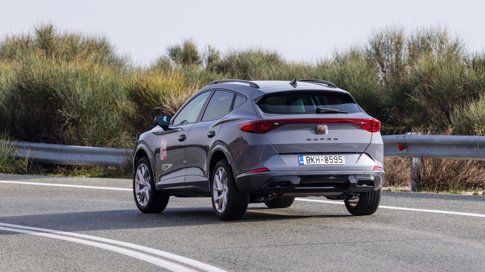 Το Cupra Formentor, που είναι το πιο ευέλικτο στην πόλη, θα σε αποζημιώσει με το ταπεραμέντο του και την αποτελεσματικότητα του σε έναν επαρχιακό δρόμ