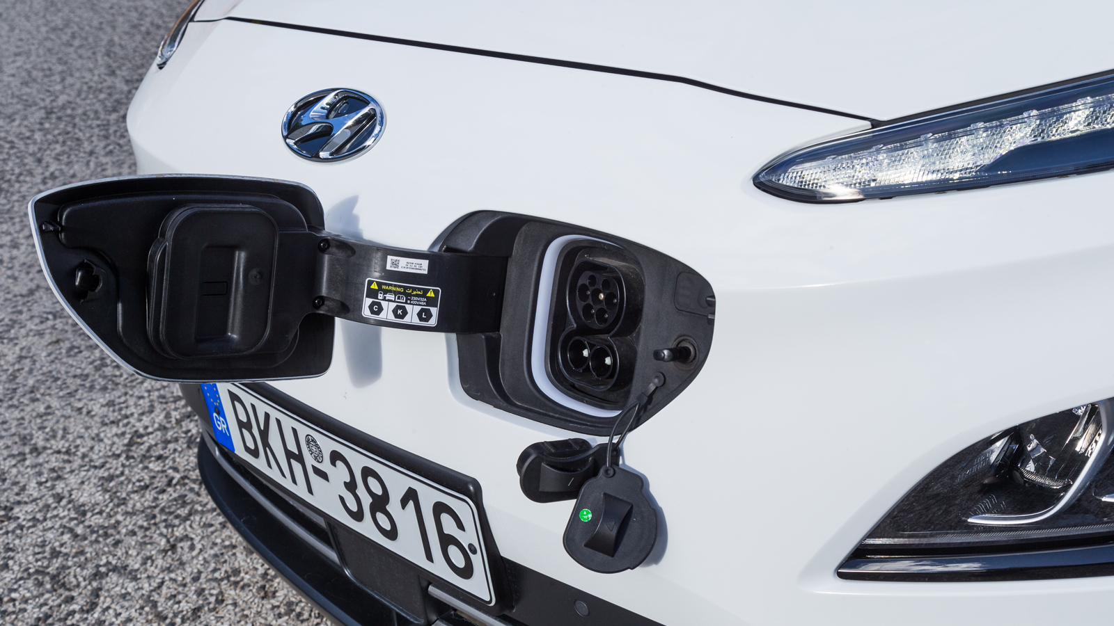 Το Hyundai Kona Electric διατίθεται σε δύο εκδόσεις, μία με μπαταρία 39 kWh και ισχύ 136 ίππων (305 χλμ. αυτονομία) και μία με μπαταρία 64 kWh και από