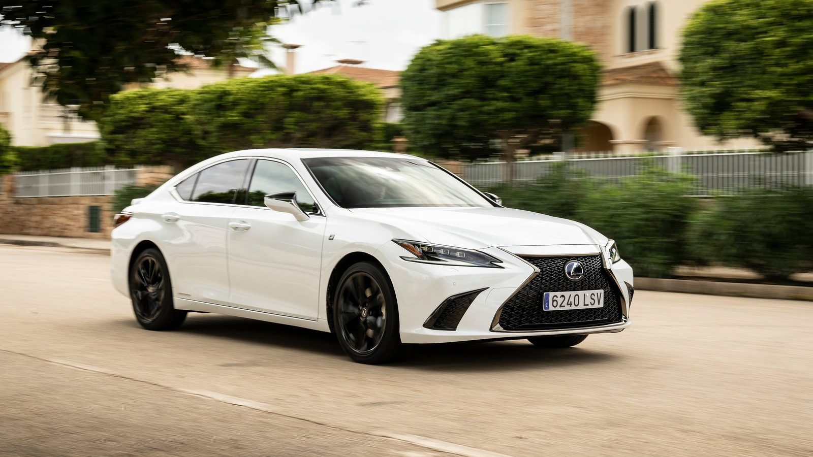 Στην εξοπλιστική έκδοση ES 350 F Sport το σεντάν Lexus ES θα προσφέρεται με το νέο πακέτο Dynamic Handling, που διαθέτει λειτουργίες Sport + και Custo