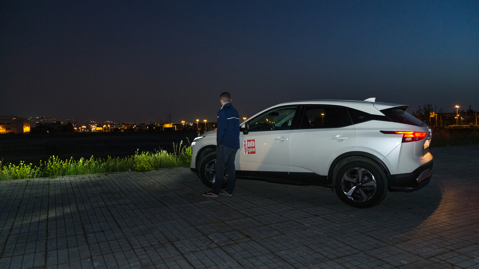 Αρκετά μοντέρνο σχεδιαστικά το Nissan Qashqai, το οποίο στην βραδινή βόλτα μας «έκλεψε» την παράσταση χάρη στην έντονη νεύρωση στο κάτω μέρος των θυρώ