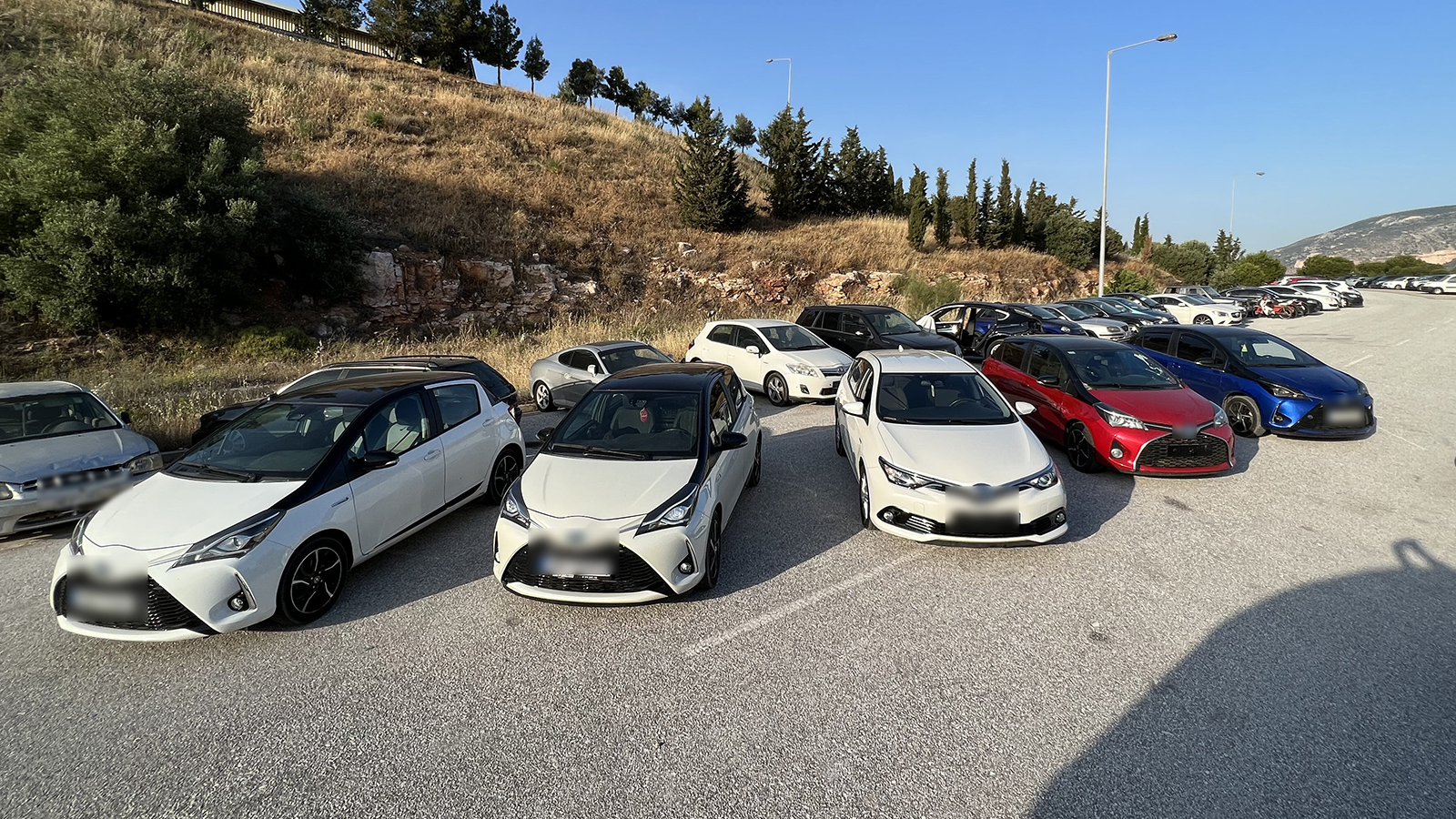 Ένα οικόπεδο γεμάτο από κλεμμένα ΙΧ και ανταλλακτικά ανακάλυψε η ΕΛ.ΑΣ