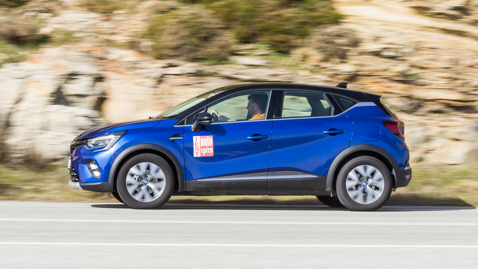 Το Renault Captur PHEV είναι πιο σφιχτό και παρά την πίσω ανάρτηση πολλαπλών συνδέσμων, οι κακοτεχνίες δεν λειαίνονται ανάλογα των συμβατικών εκδόσεων