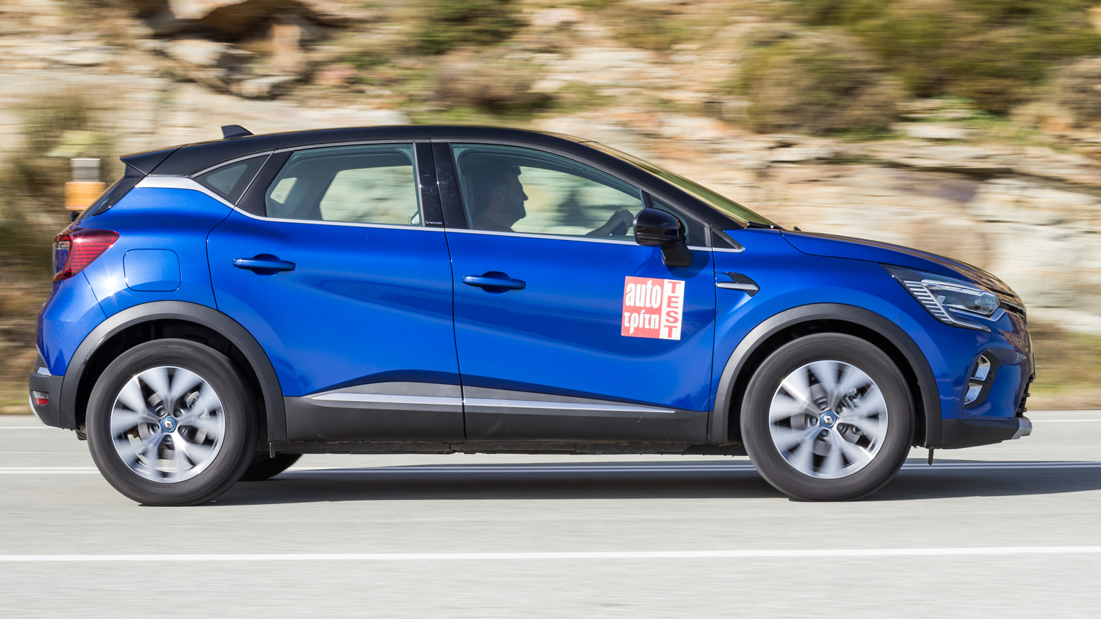Ζωηρές επιδόσεις εξασφαλίζει το 159 ίππων, plug-in υβριδικό σύστημα του Renault Captur. Στην καθημερινότητα μπορείς να κινηθεί αμιγώς ηλεκτρικά για πε