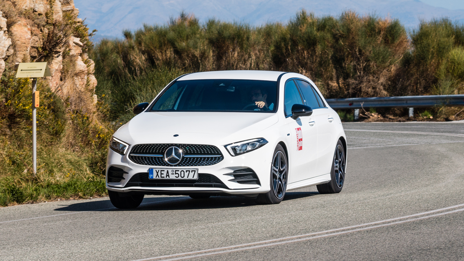 H σχεδιαστική δυναμική της Mercedes A-Class εκφράζεται στο μπροστινό μέρος κυρίως, ωστόσο όλες οι επιφάνειες και ο τρόπος που «δένουν» μεταξύ τους οι 