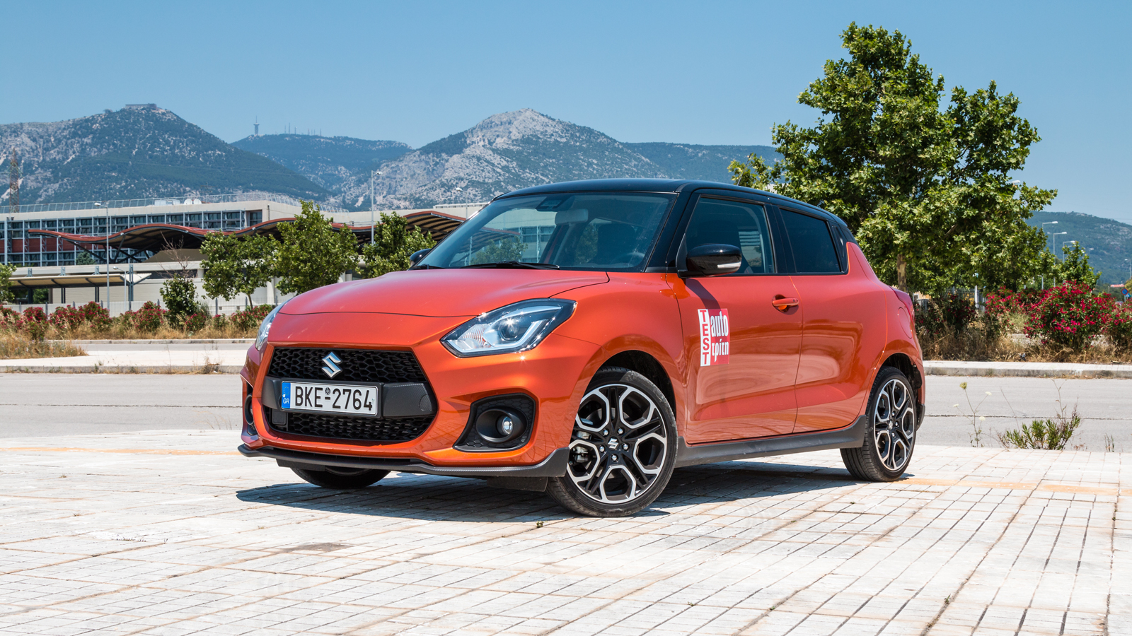 Οι διπλές μπούκες της εξάτμισης του Swift Sport δηλώνουν τις σπορ καταβολές του και αποτελούν αρμονική συνέχεια του εμπρός επιθετικού προφυλακτήρα με 