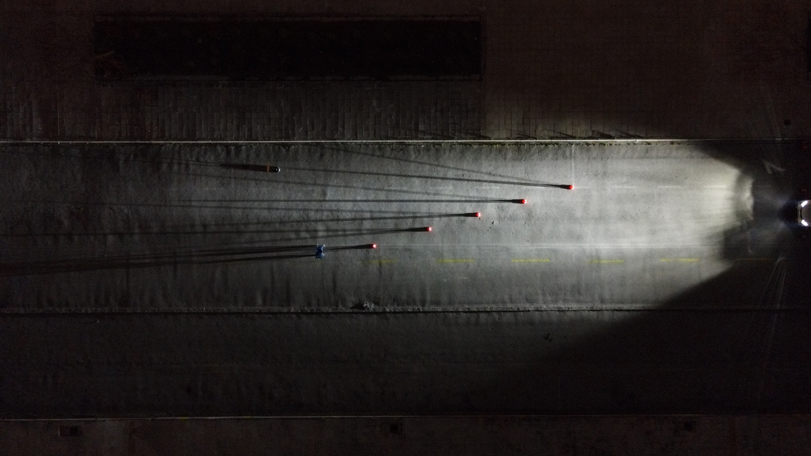 Θα θέλαμε λίγο πιο ευρεία την δέσμη φωτός αριστερά και δεξιά, όπως επίσης και να φωτίζει πιο κοντά στο μπροστά μέρος.