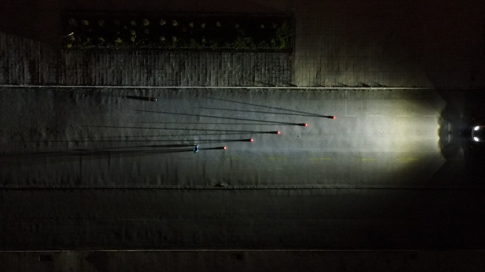 Το εύρος της δέσμης ικανοποιεί με την επιφάνεια που φωτίζει αριστερά και -ειδικά- δεξιά, ωστόσο αφήνει ένα κενό λίγων μέτρων από την αρχή του αμαξώματ