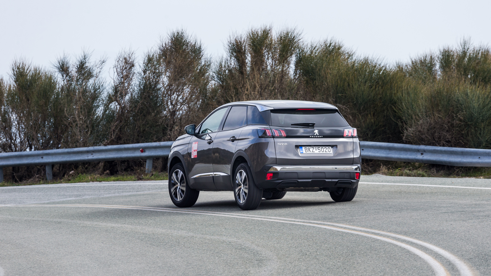 Το Peugeot 3008 διαθέτει πιο σφιχτή ανάρτηση και αυτό θα φανεί σε έντονες εγκάρσιες ανωμαλίες, αλλά η αποζημίωση έρχεται από το μεστό οδηγικό του ταμπ