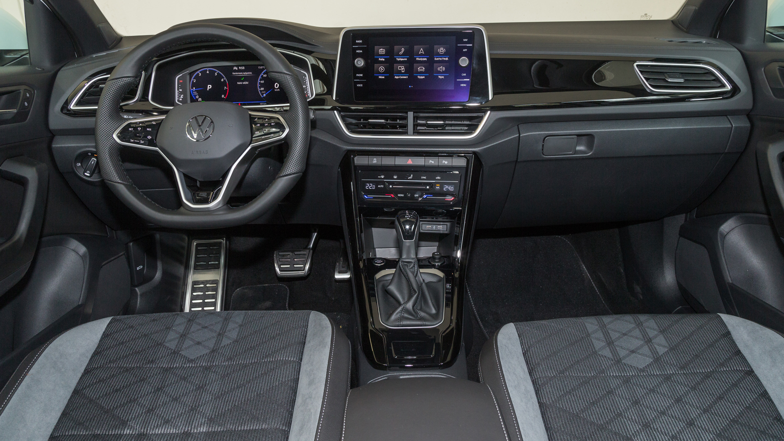 Στιβαρό με μαλακό υλικό σε όλο το πάνω μέρος του είναι το ταμπλό του T-Roc. Κυριότερη αλλαγή στο διάκοσμο είναι η μετατόπιση των αεραγωγών κάτω από τη