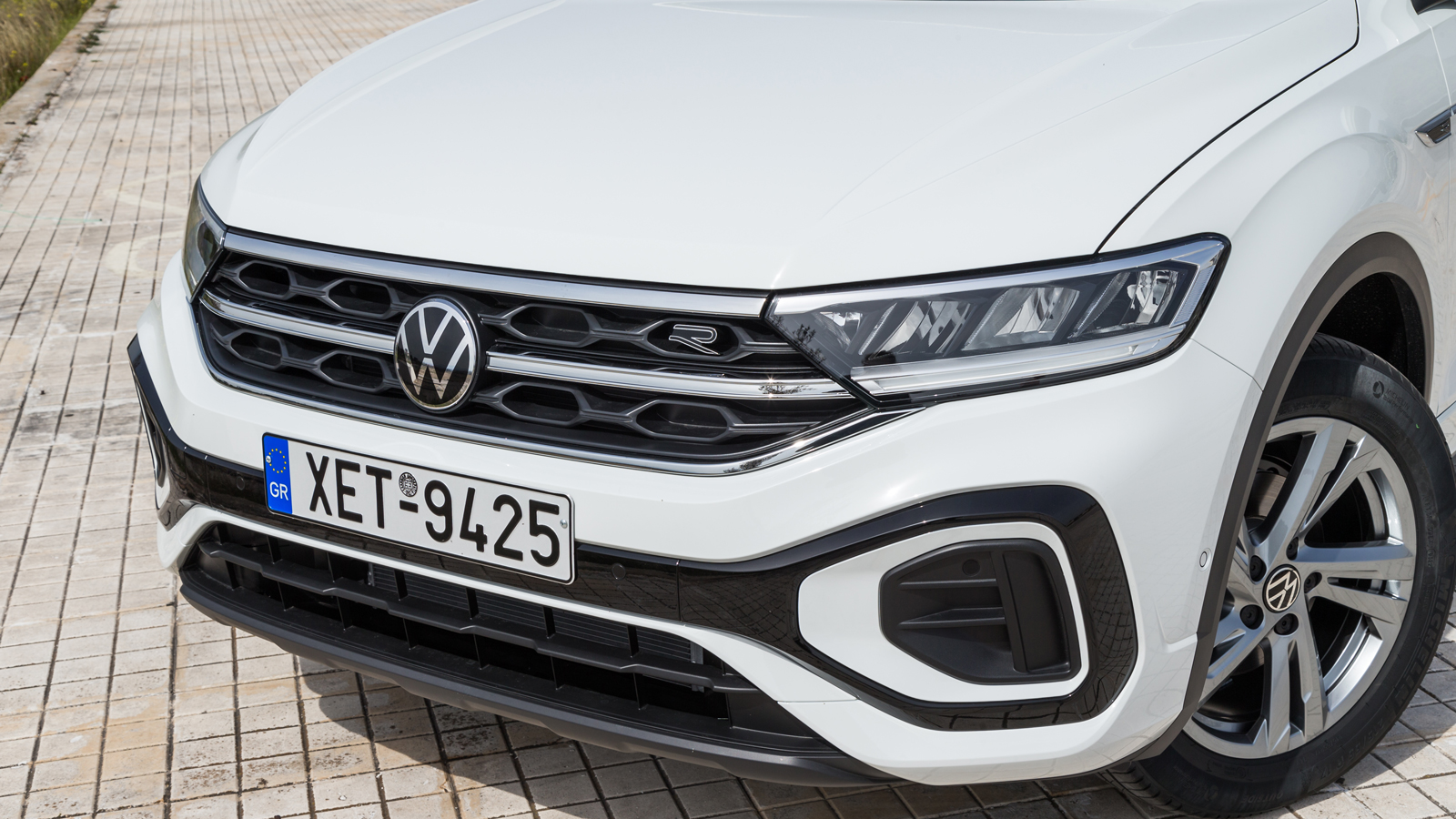 Η πιο «χτυπητή» αλλαγή στη σχεδίαση του T-Roc είναι η φωτιζόμενη LED μπάρα που διχοτομεί την γρίλια και συνδυάζεται με τους προαιρετικούς προβολείς ma