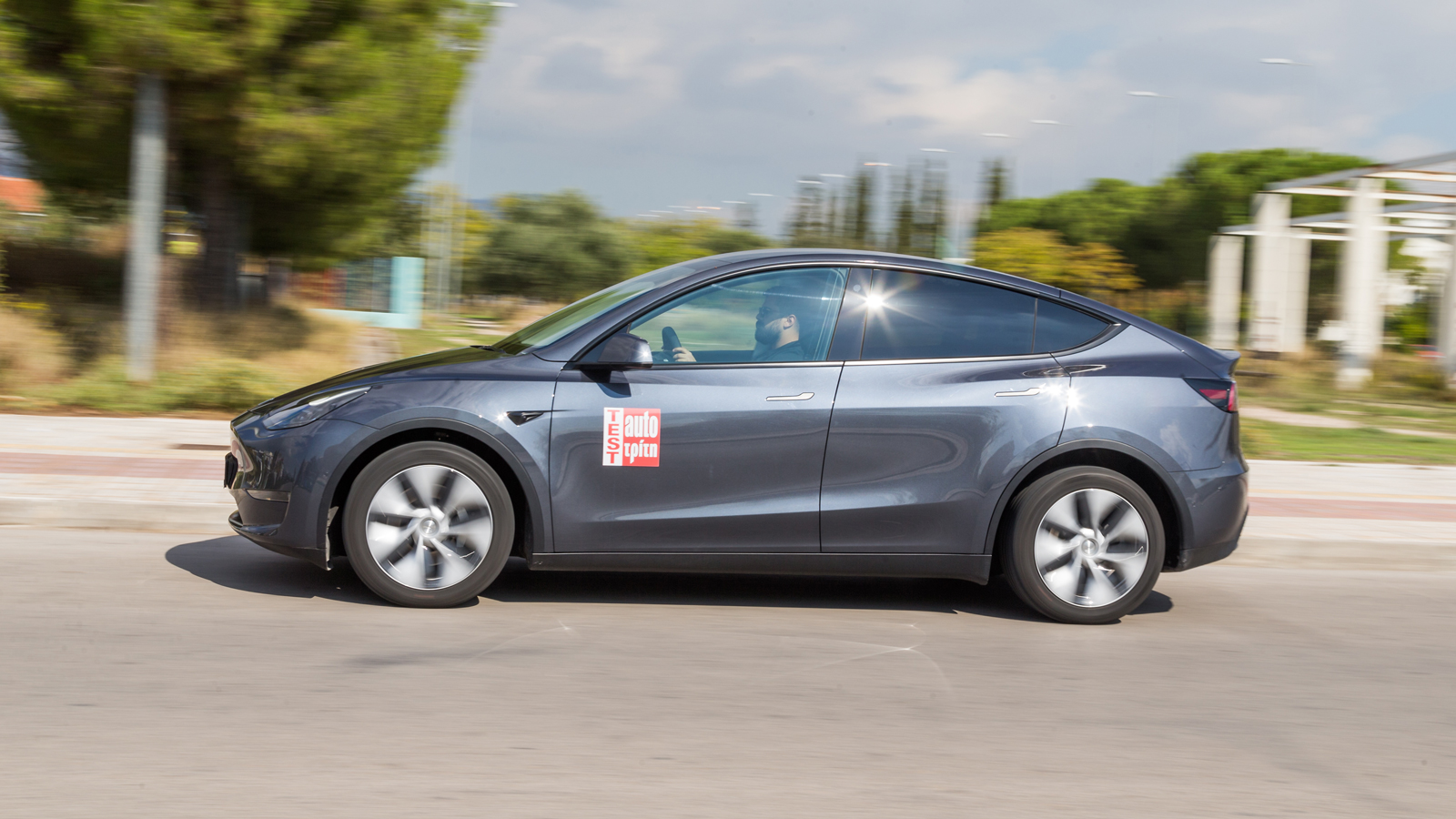 Η σιλουέτα του Tesla Model Y χαρακτηρίζεται από την απλότητα και θυμίζει εν πολλοίς εκείνη του Model 3, αλλά με μεγαλύτερες διαστάσεις προς όλες τις κ
