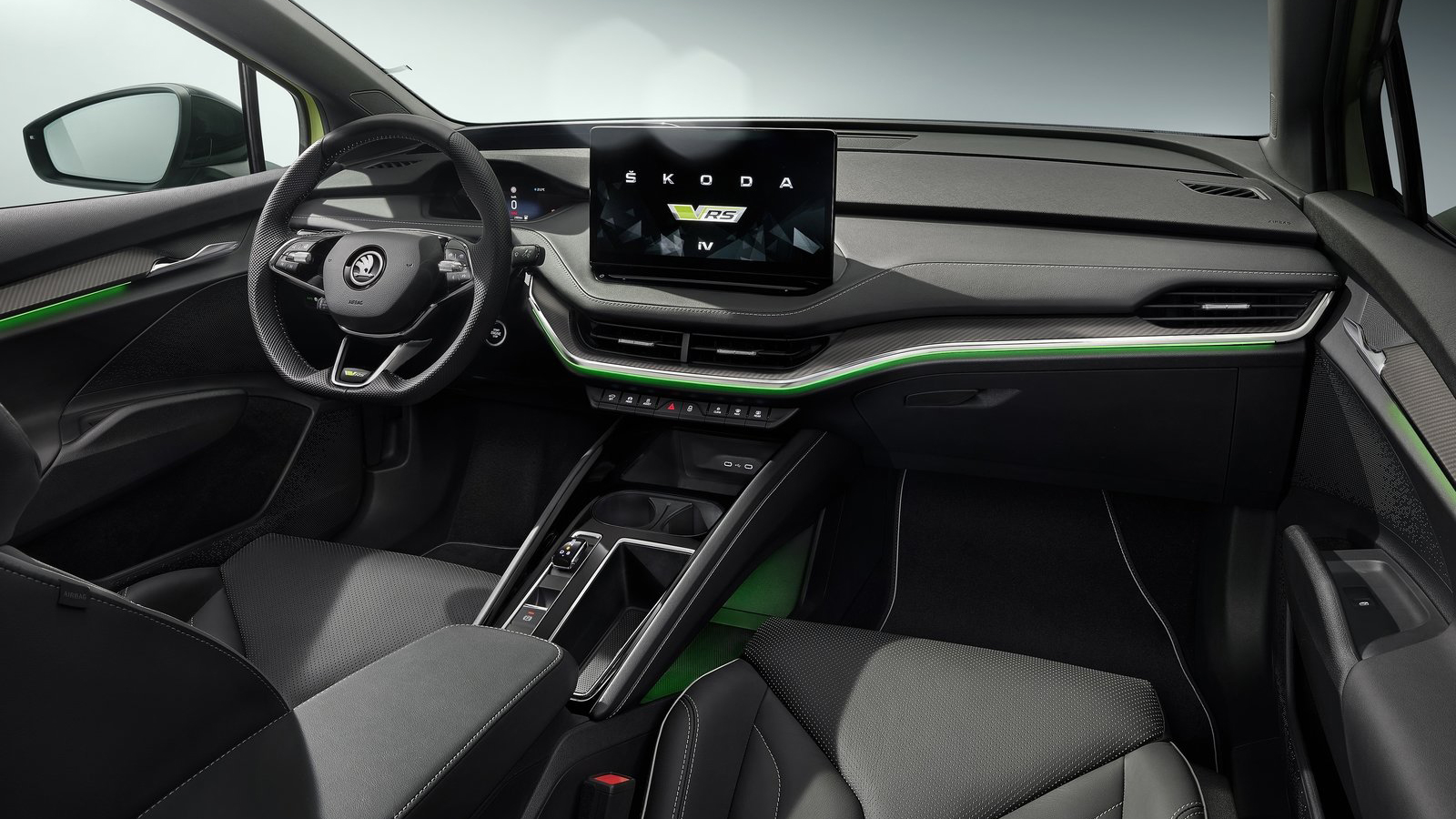 Στην καµπίνα του Skoda Enyaq Coupe ξεχωρίζει η εξαιρετική αίσθηση ποιότητας και η μεγάλη οθόνη των 13 ιντσών. Τα μπάκετ καθίσματα της έκδοσης RS 