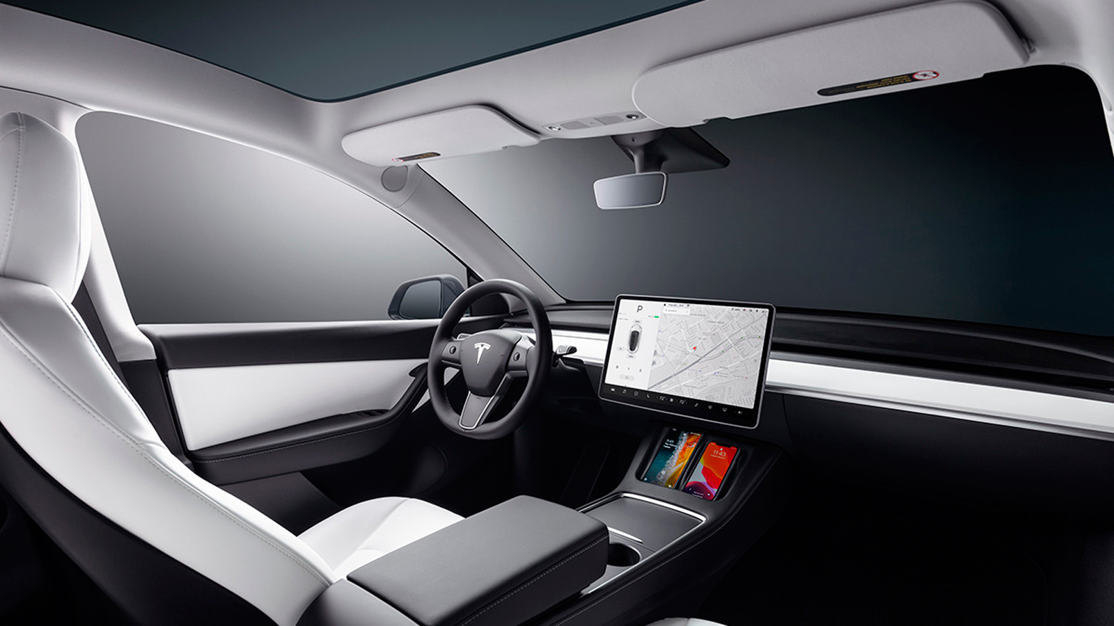 Στο λιτής σχεδίασης ταμπλό του Tesla Model Y κυριαρχεί η κορυφαία σε ευκρίνεια και απόκριση οθόνη αφής των 15 ιντσών. Η ευρυχωρία είναι εντυπωσιακή, ό