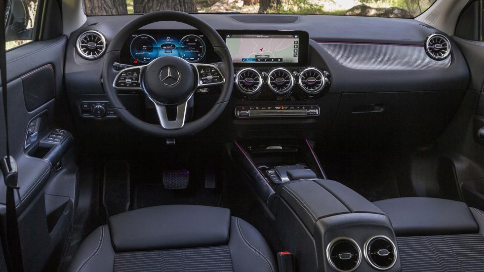 Όμορφη και ποιοτική είναι στο εσωτερικό της η Mercedes EQΑ με τον hi-tech διάκοσμο και τα συστήματα να συνάδουν με το φουτουριστικό της προφίλ. Οι οθό