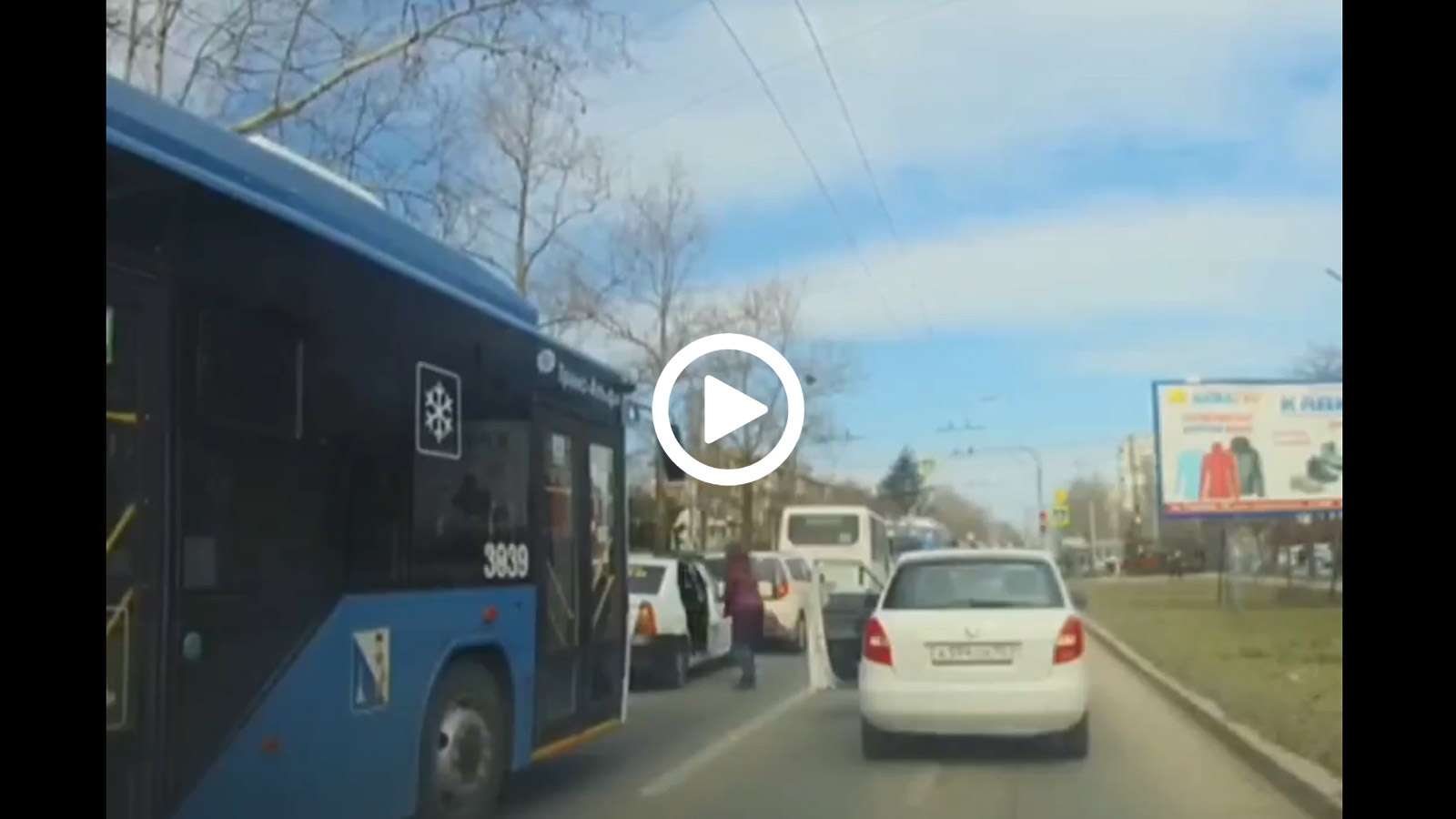 Πέταξαν σκουπίδια στο δρόμο και τους τα επέστρεψε