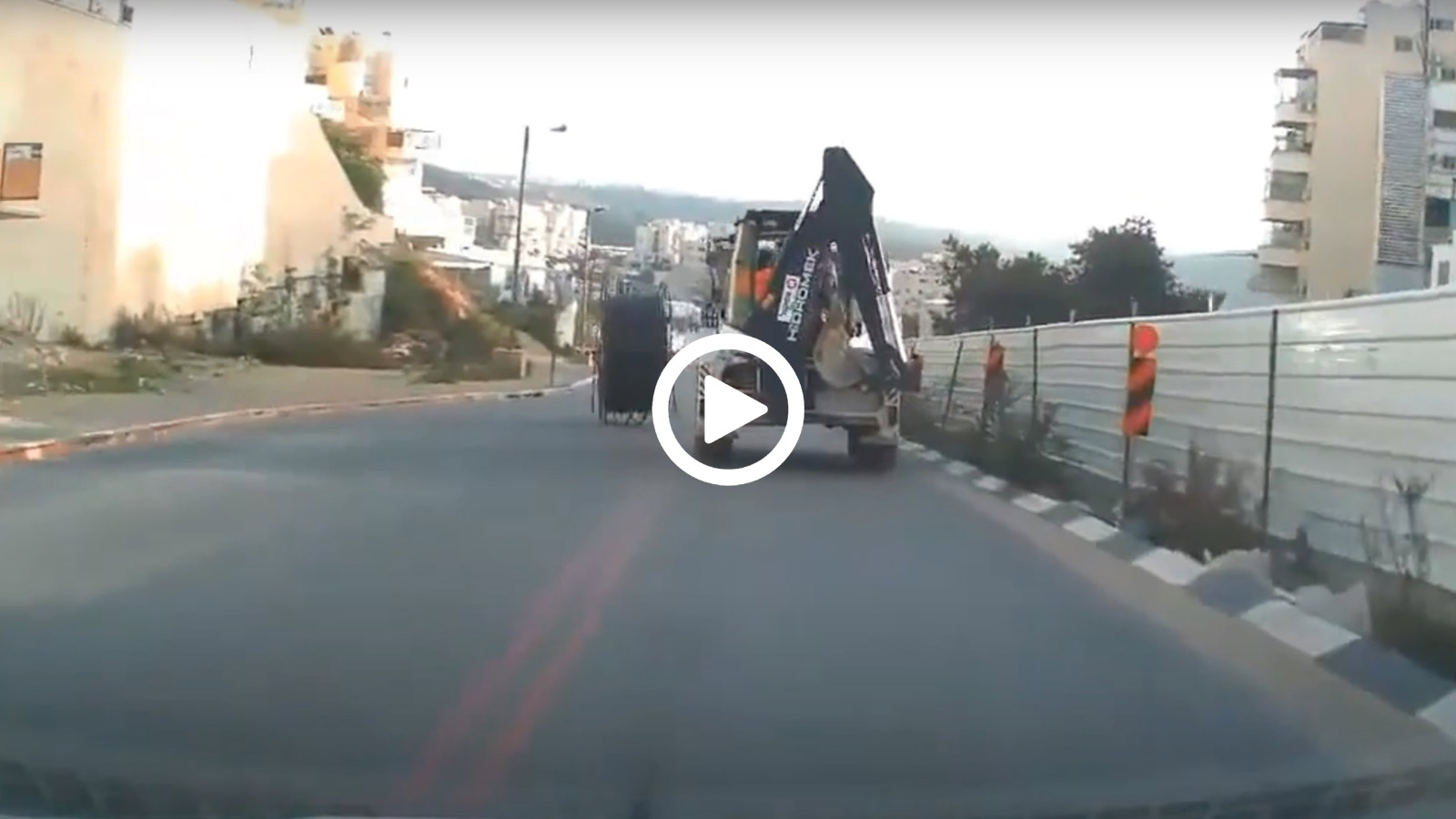 Εκσκαφέας προλαβαίνει τεράστιο καρούλι σε κατηφόρα!