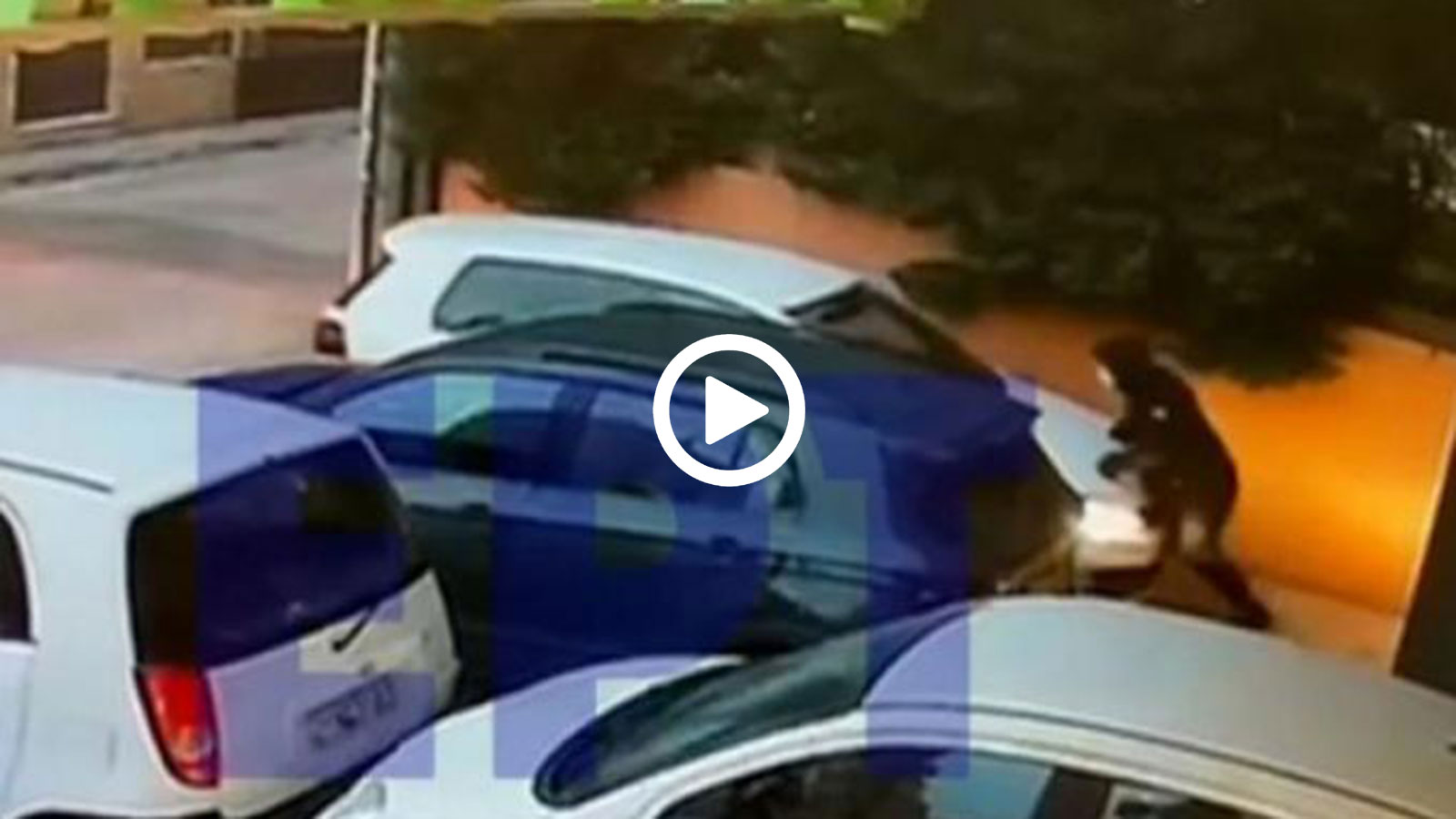 Έκλεψαν Golf GTI σε δευτερόλεπτα σπρώχνοντάς το