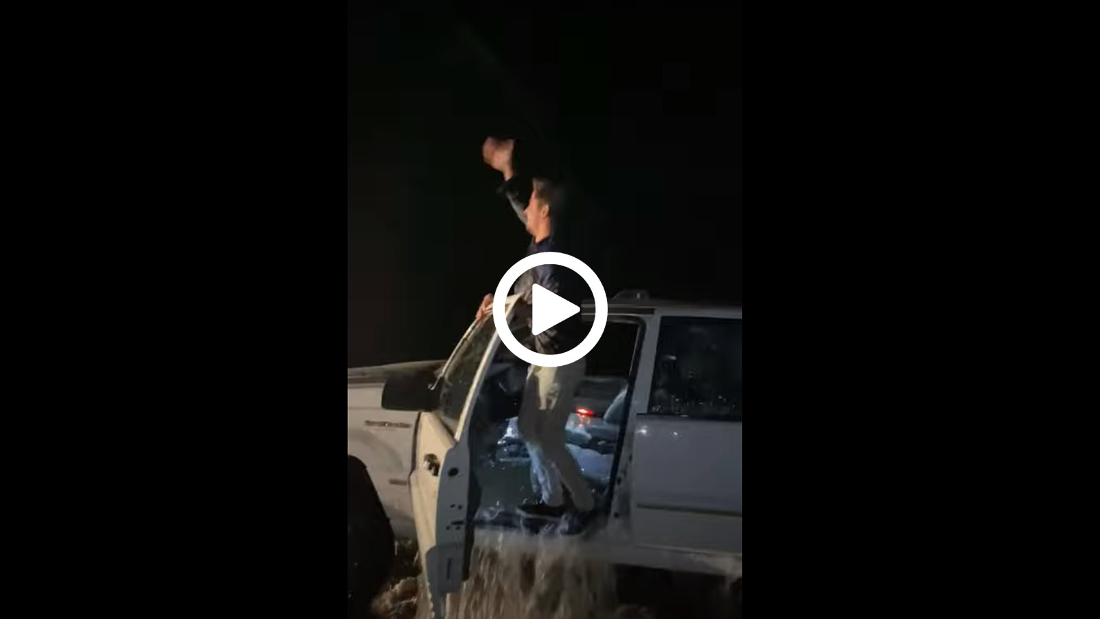 Jeep ρυμουλκείται από λίμνη μέσα σε πανηγυρισμούς!