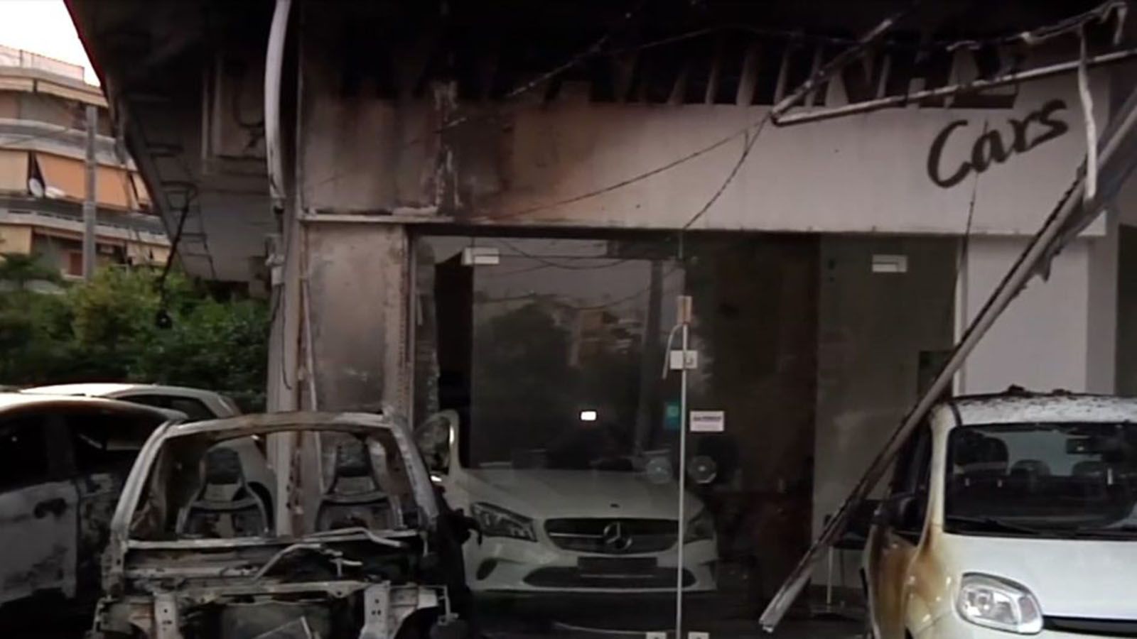 Πυρπολήθηκε έκθεση αυτοκινήτων στο Παλαιό Φάληρο