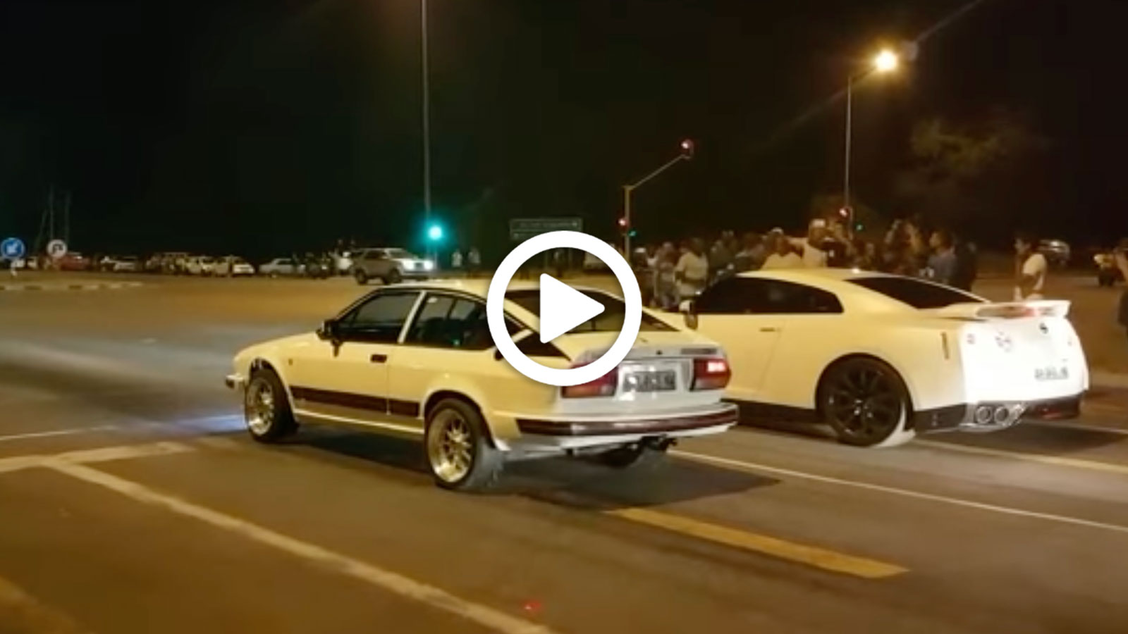 Video: Alfa Romeo Alfetta GTV6 ξεφτιλίζει Nissan GT-R
